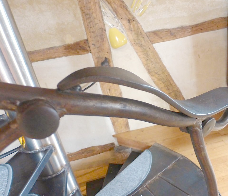 Détail d'une rampe d'escalier en fer forgé faite main