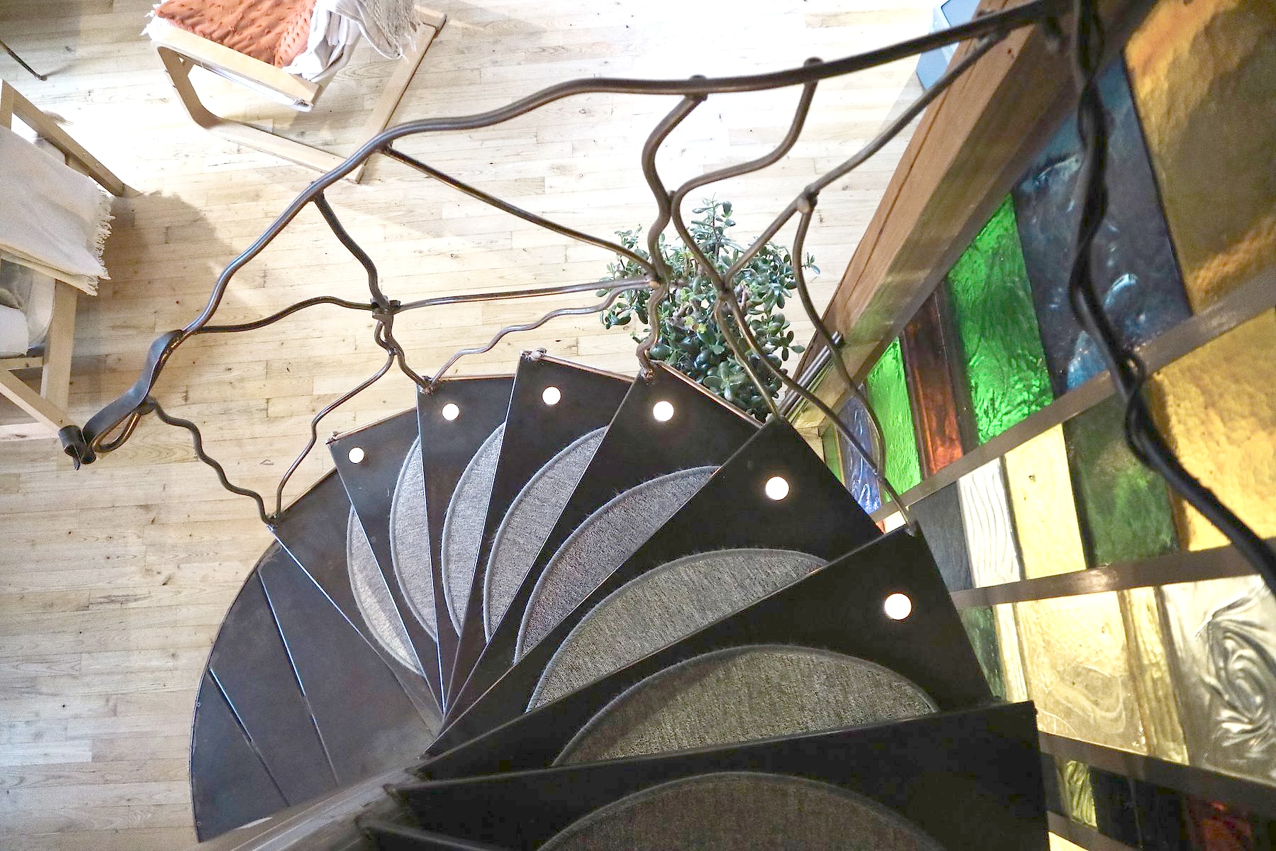 Escalier en colimaçon bordé d'une verrière de vitraux, Biogîte de Durbuy, Tohogne