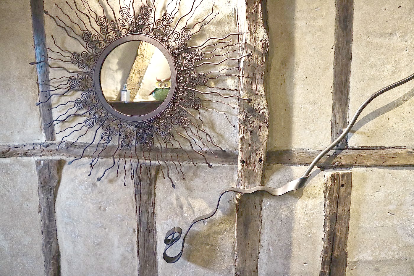 Miroir en fer forgé en forme de soleil