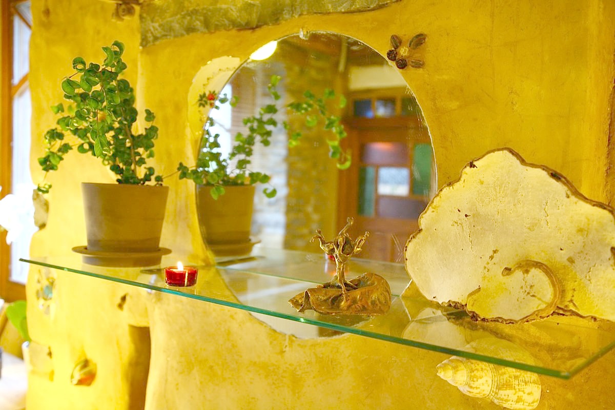 Niche en argile ocre : plante, bougie et coquillages, détail fait main