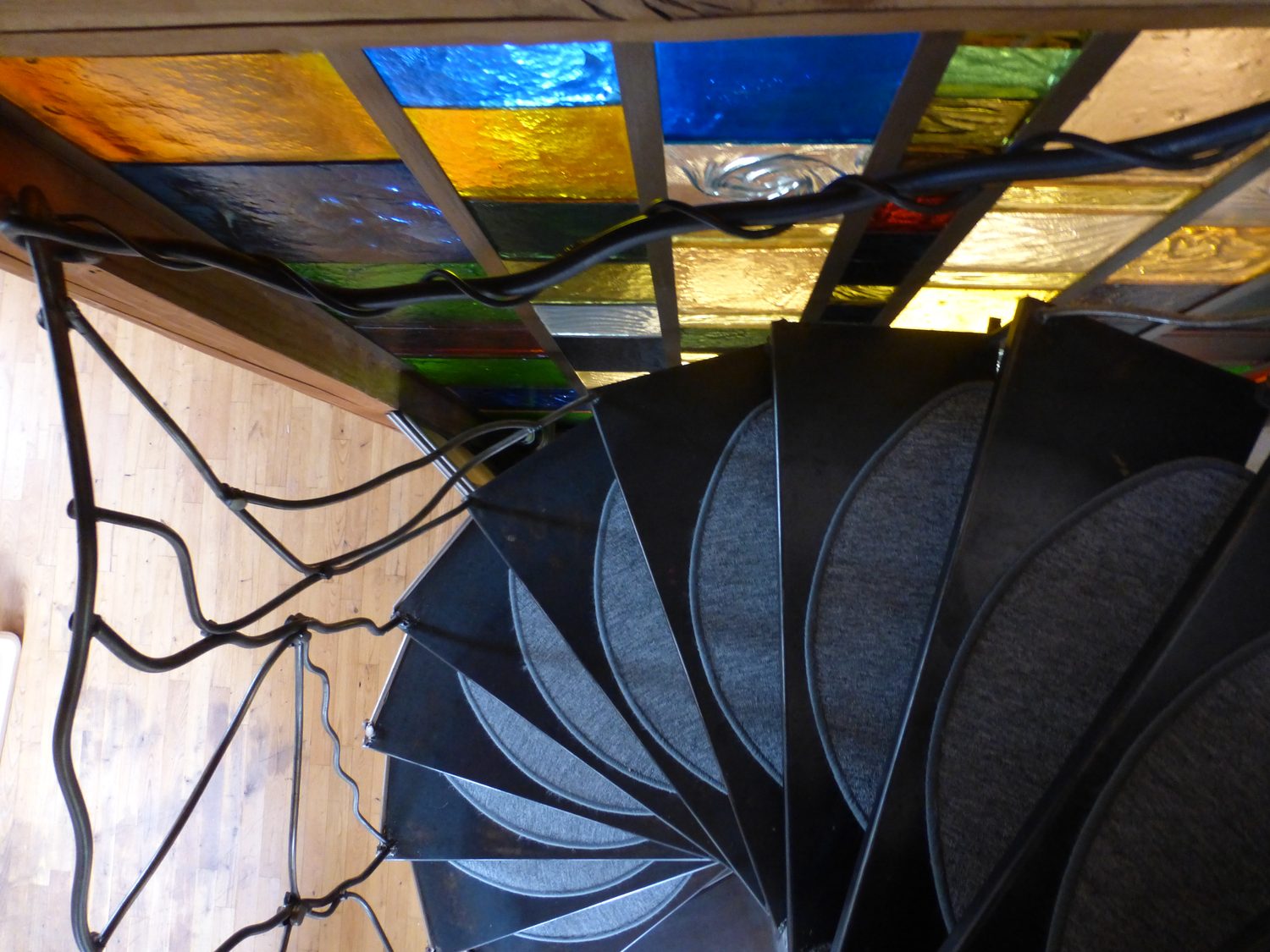 Verrière de plafond en vitraux au-dessus de la mezzanine